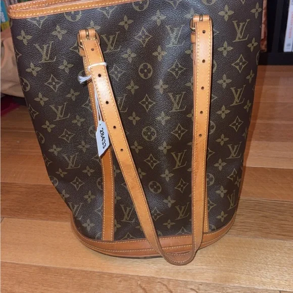 Louis Vuitton Bucket Monogram Shoulder Bag - Picture 15 of 17